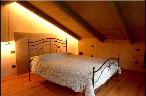 ein Schlafzimmer mit einem großen Bett in einem Zimmer in der Unterkunft Cascina Linét in Novello