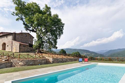 une image d'une piscine en face d'un bâtiment dans l'établissement Antico Casale di Ferdinandi, à Bibbiena