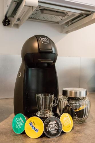 une cafetière assise au-dessus d'un comptoir dans l'établissement BtoBed - Location Professionnelle - Studio Confort Parking Gratuit Villepinte - Proche Parc des Expositions et Aéroport CDG, à Villepinte