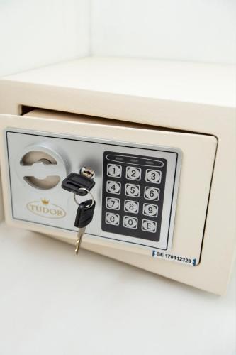 a microwave oven with a key in it at à Marchisa -Noto- in Noto