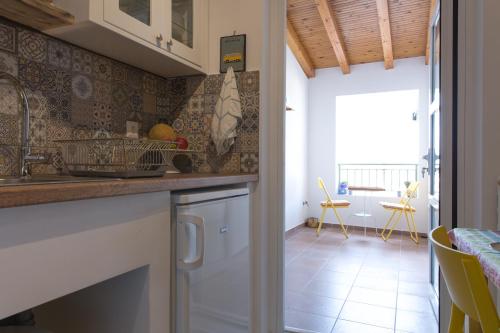 Кухня або міні-кухня у Matina's house vacation rental in Nafplio