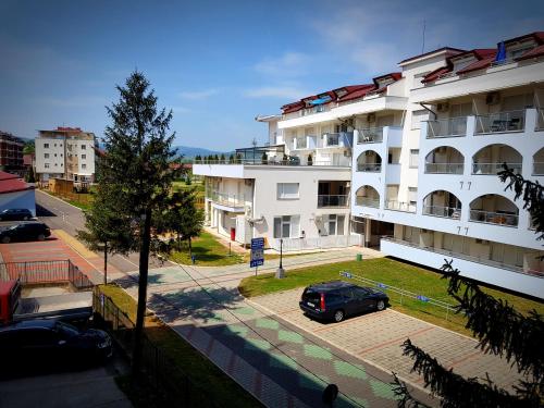 ein Gebäude mit einem davor geparkt in der Unterkunft Apartman Lenka in Banja Koviljača