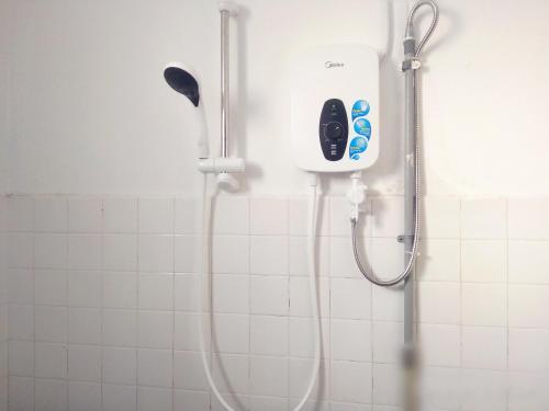 Bathroom sa H Homestay Sibu - 500Mbps Wifi, Full Astro & Private Parking!