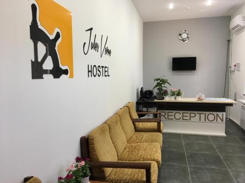 Lobi atau kawasan kaunter penerimaan di Jules Verne Hostel