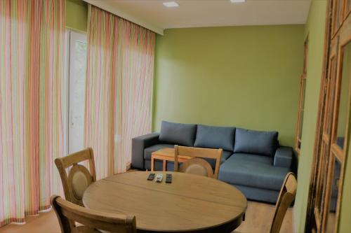 uma sala de estar com uma mesa e um sofá em Dilijan Town Inn em Dilijan