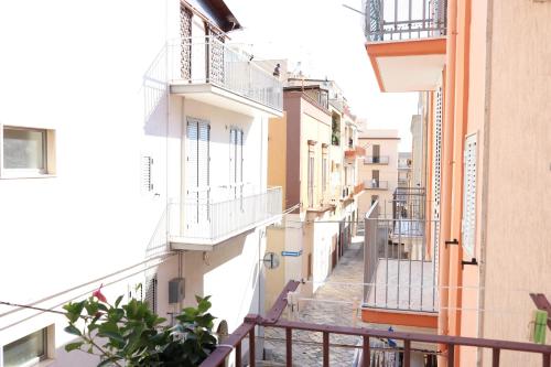 un callejón entre dos edificios con balcones en Casa Antica en Fasano