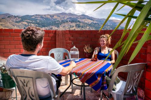 een man en een vrouw aan een tafel bij Aldos Guest House in Huaraz