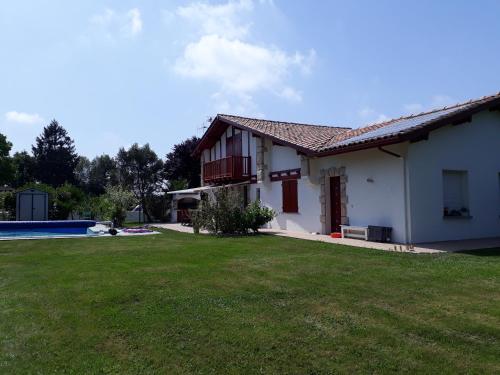 a white house with a yard and a pool at Maison - Ustaritz - proche Biarritz in Ustaritz