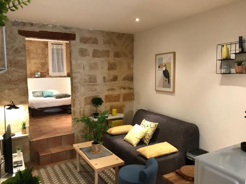 - un salon avec un canapé et une chambre dans l'établissement Super Appart T2 - Historic Center - Idéalement situé, à Montpellier