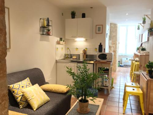 un salon avec un canapé et une cuisine dans l'établissement Super Appart T2 - Historic Center - Idéalement situé, à Montpellier