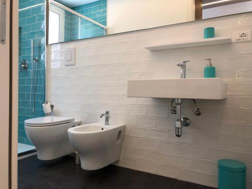 a bathroom with a toilet and a sink at Mizzika Vacanze in Castellammare del Golfo