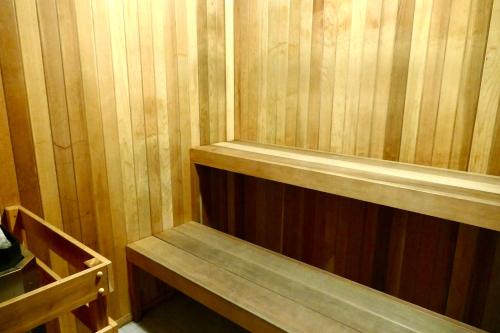 una sauna con pannelli in legno e una panca in legno al suo interno di Copper Oasis a West Kelowna
