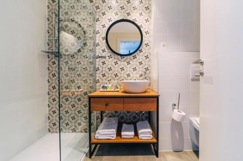 uma casa de banho com um lavatório e um espelho em MORENIA All Inclusive Hotel em Podaca