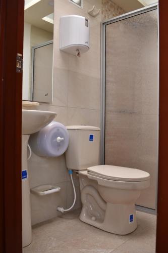 A bathroom at Hotel Suyusama