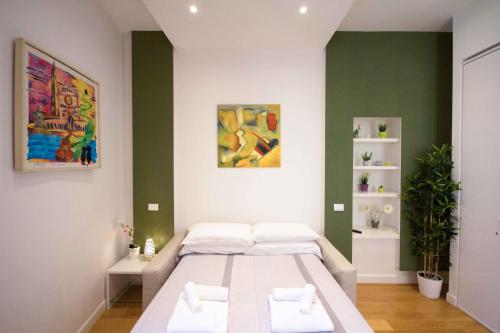 ローマにあるコルソ 277 アパートメントの緑の壁、ベッド付きのベッドルーム1室