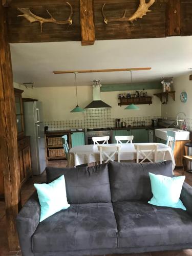 un salon avec un canapé noir et une table dans l'établissement 72 Route Du Fry, aux Gets