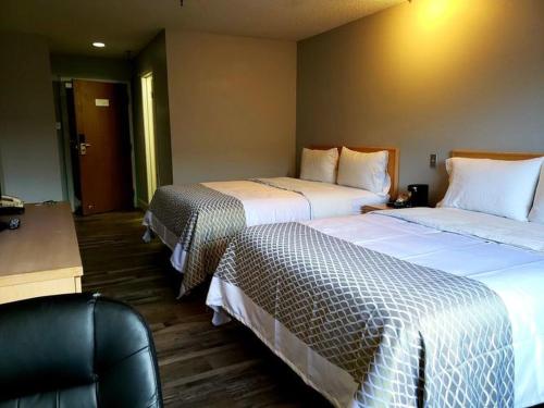 Ένα ή περισσότερα κρεβάτια σε δωμάτιο στο Venture Inn Hotel