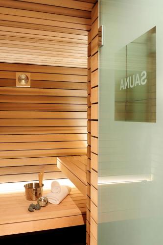 a sauna with a towel and a bowl of water at Hôtel Tiffany by Fassbind in Geneva