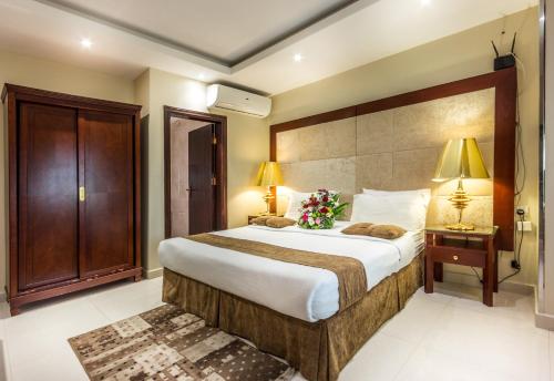 ein Schlafzimmer mit einem großen Bett in einem Zimmer in der Unterkunft Al Muhaidb Al Hada Resort in Al Hada