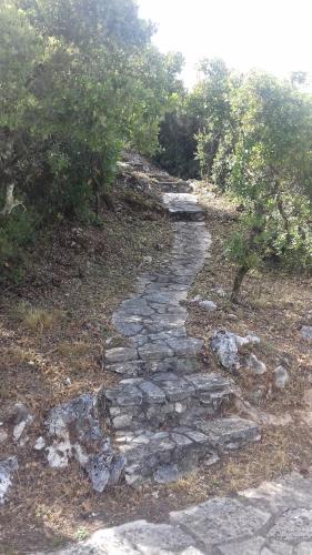 a stone path on the side of a hill at Cabeço dos Três Moinhos in Rio Maior