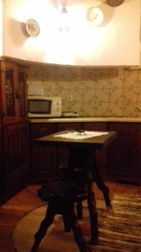 a kitchen with a table in the middle of a room at Cabeço dos Três Moinhos in Rio Maior