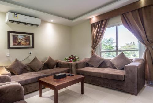a living room with a couch and a table at Al Muhaidb Residence for Chalets and Holidays Homes المهيدب ريزدنس لبيوت العطلات in Al Hada