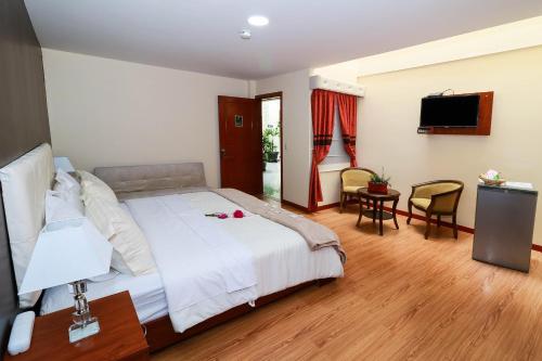 a bedroom with a large bed and a television at Hotel Boutique Castilla de Leòn in Cuenca