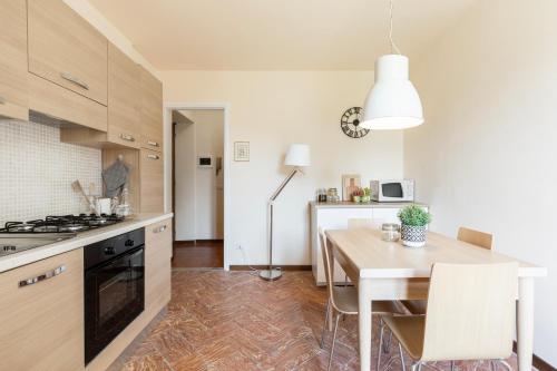 una cucina con tavolo e una sala da pranzo di LE RONDINELLE Apartment Bellagio a Bellagio
