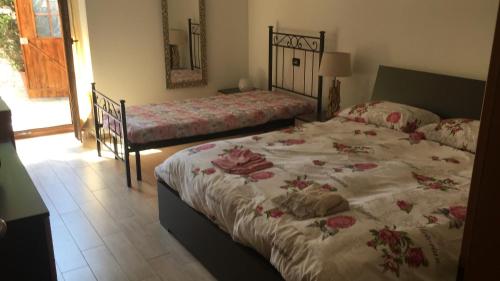 ein Schlafzimmer mit zwei Betten mit Blumen darauf in der Unterkunft Rue de Vachery 46 in Etroubles