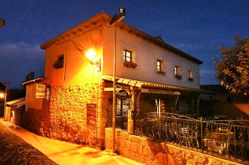 a building with a street light in front of it at El manzano in Castrojeriz