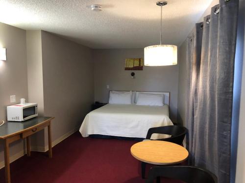Postel nebo postele na pokoji v ubytování Voyageur Motel