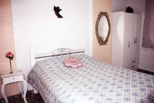 Un dormitorio con una cama con una dona. en Lindo e Barato no Centro de Copacabana, en Río de Janeiro