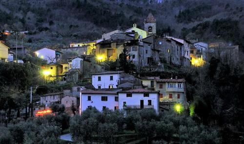 GiampieroneにあるLa Tana Nel Castelvecchioの夜の丘の上の一団
