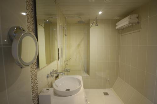 Bilik mandi di Hich Hotel Konya