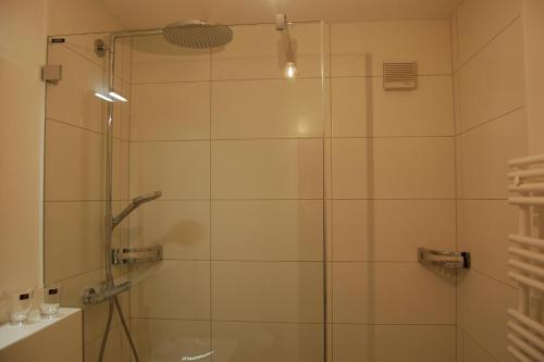 eine Dusche mit Glastür im Bad in der Unterkunft Damiez (205 Li) in Lenzerheide