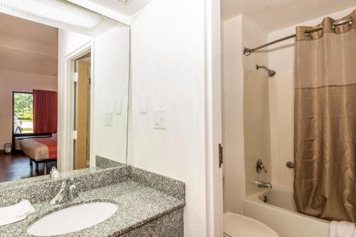 金斯波特的住宿－Motel 6-Kingsport, TN，一间带水槽和淋浴的浴室