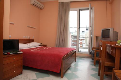 une chambre d'hôtel avec un lit et une télévision dans l'établissement Ilios, à Thessalonique