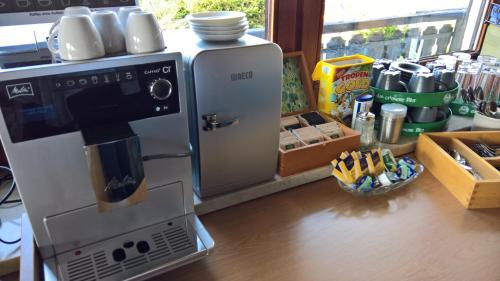 eine Kaffeemaschine auf einer Theke in der Unterkunft Gästehaus am Berg in Bayerisch Eisenstein