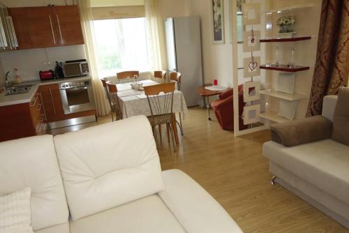 Yakty-KulにあるКвартира студия на Банномのリビングルーム(白いソファ付)、キッチンが備わります。