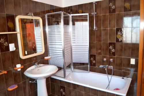 La salle de bains est pourvue d'une baignoire et d'un lavabo. dans l'établissement Ca di Venzo, à Brenzone