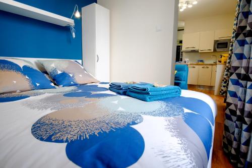 アヴィニョンにあるLa BONNETERIE - LES HALLES - HYPERCENTRE - AVIGNONSMILEの青と白のベッド(青の枕付)