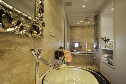 Bilik mandi di Villa Las Tronas Hotel & SPA