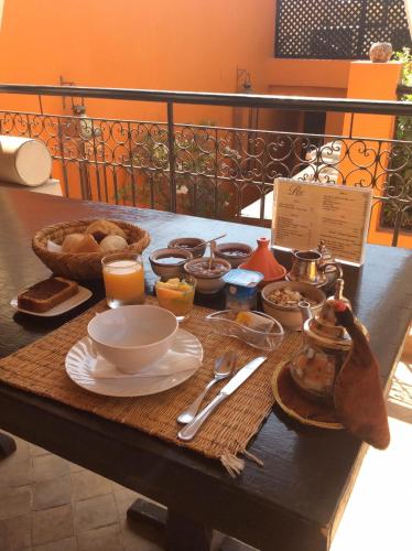 una mesa con una bandeja de comida para el desayuno. en Riad Hermès, en Marrakech