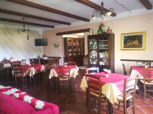 un ristorante con tavoli e sedie rossi e una sala da pranzo di Agriturismo Donna Bianca a Mormanno