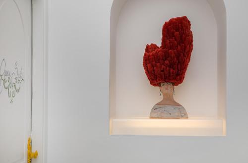 un vase sur une étagère avec un cœur rouge sur lui dans l'établissement Casa Marta Capri, à Capri