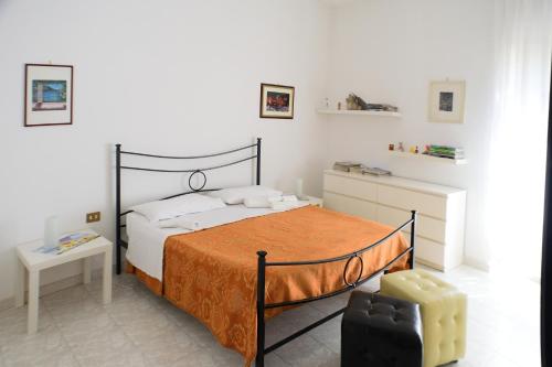 sypialnia z łóżkiem i krzesłem w obiekcie Donna Lavinia a Cinecittà w Rzymie