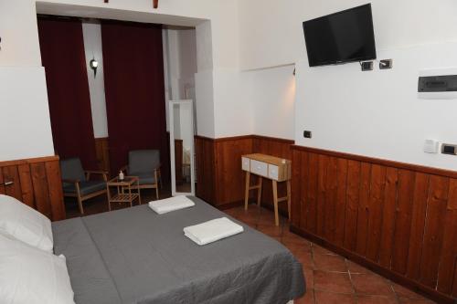 - une chambre avec un lit et 2 serviettes dans l'établissement Torre Balzano B&B, à Valenzano