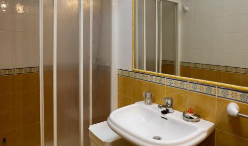 タピア・デ・カサリエゴにあるViviendas Turisticas Tapiaのバスルーム(シンク、鏡、シャワー付)