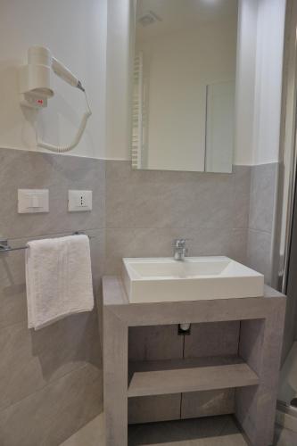 a bathroom with a sink and a mirror at Dimora dell'Arte - Foresteria lombarda Smart Rent in Sesto San Giovanni