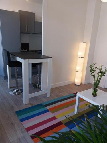 - un salon avec une table et un tapis coloré dans l'établissement Appartement sur l’ile de Saumur, à Saumur